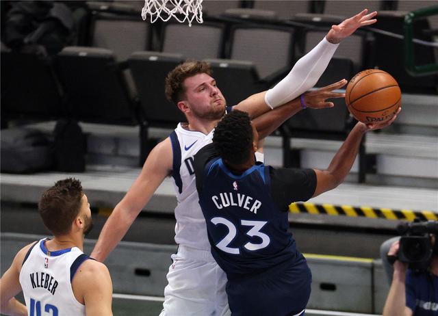 他在距离球 他在距离球